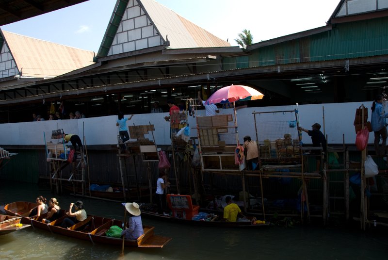 _DSC6608.jpg - bangkok - the people on the scaffolds sell goods to passers-by behind the wall