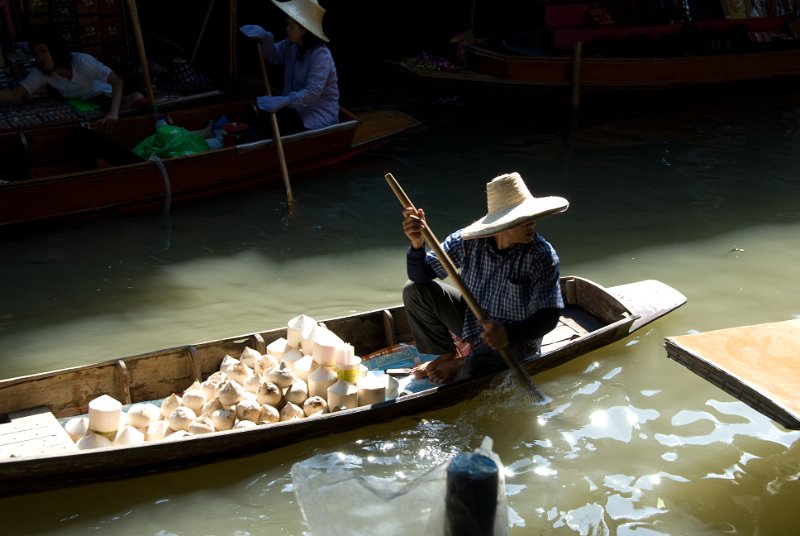 _DSC6611.jpg - bangkok - a new load of coconuts are being brought in