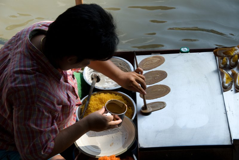 _DSC6612.jpg - bangkok - frying cookies on a boat