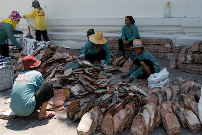 _DSC6763.jpg - bangkok - restoring wat pho, sorting out tiles