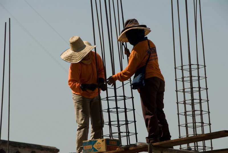 _DSC6879.jpg - chiang mai - two women in construction work