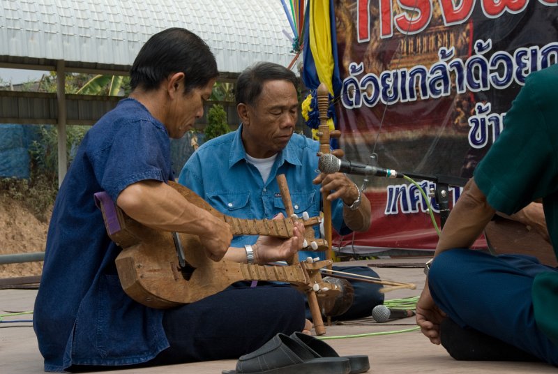 _DSC7137.jpg - chiang saen - band on stage