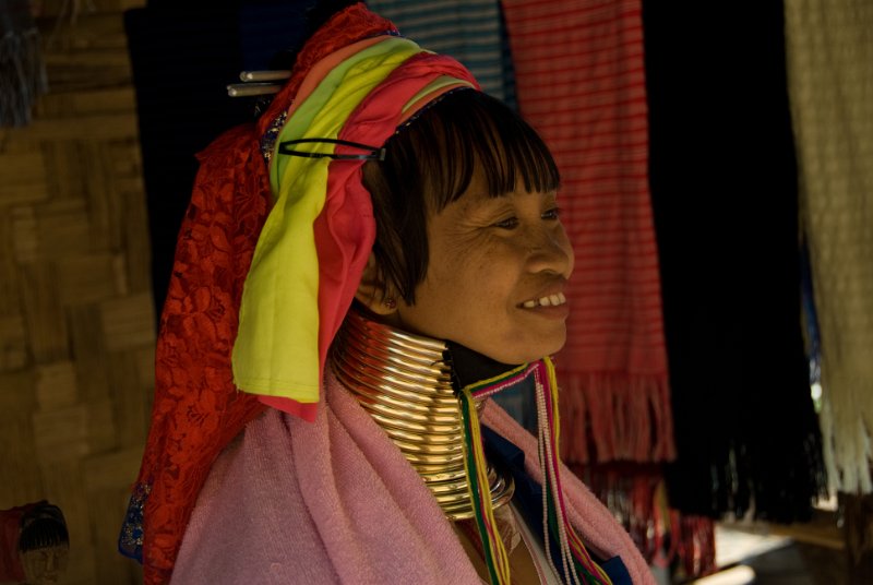 _DSC7278.jpg - nai soi - padaung refugee camp, tourist pay an entrance fee, but for that one may take pictures