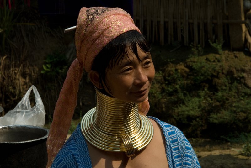 _DSC7315.jpg - nai soi - contrary to the general believe, these women take off the brass neck every once in a while and then the head does not fall off