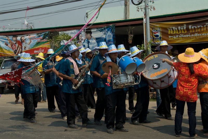 _DSC7388.jpg - ... a band while he is ...