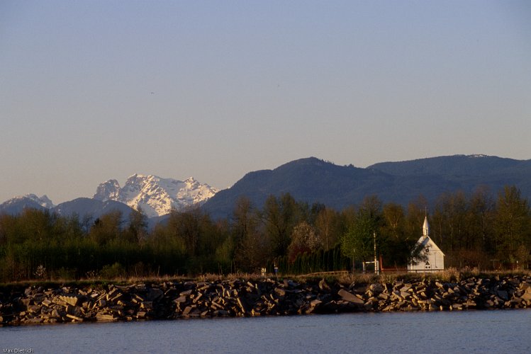1087.jpg - frazer river with eagles nest, langley bc