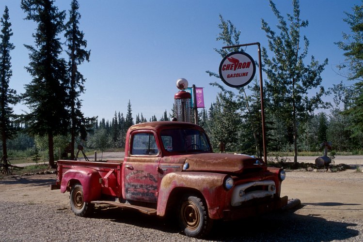 561.jpg - waiting for gas