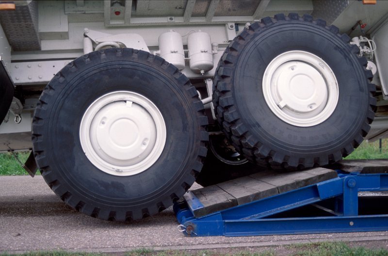 98-226.jpg - the wheels and axles adapt to the terrain