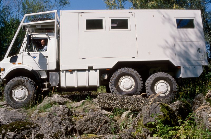 98-261.jpg - the unimog adapts to the ground