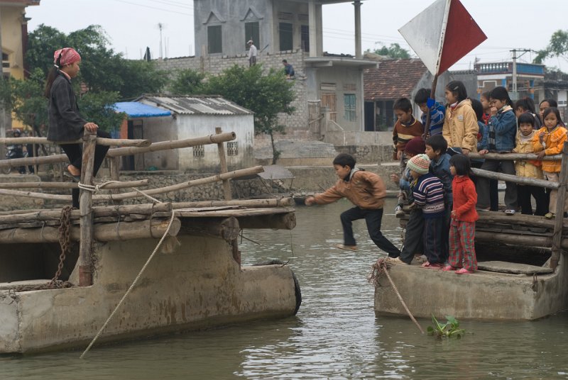 CHI_2556.jpg - kenh ga - they could not wait for the swing bridge to close