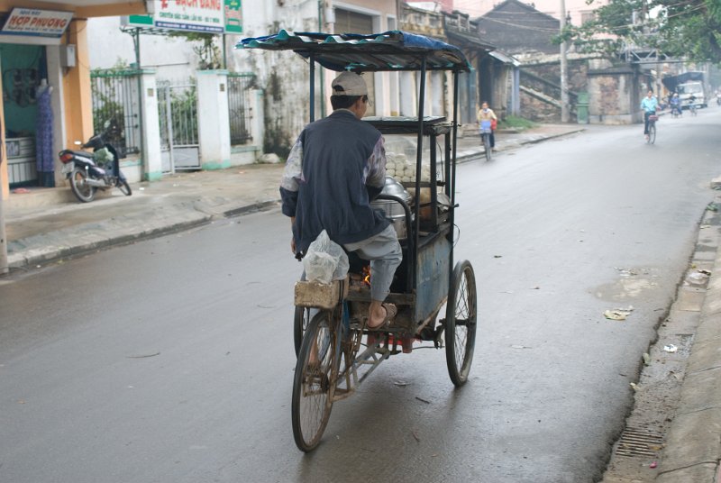 CHI_2685.jpg - hue - a baker with his mobile oven