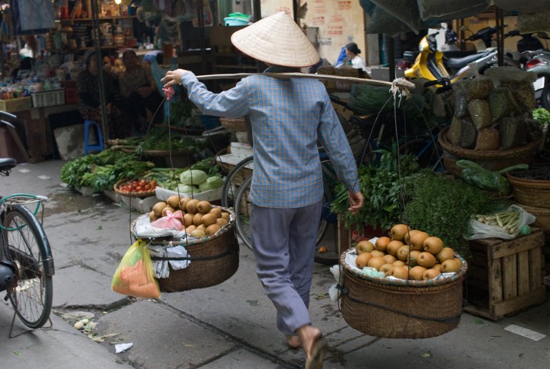 CHI_2071.jpg - hanoi - mobile shop, mostly women are selling from a mobile shop