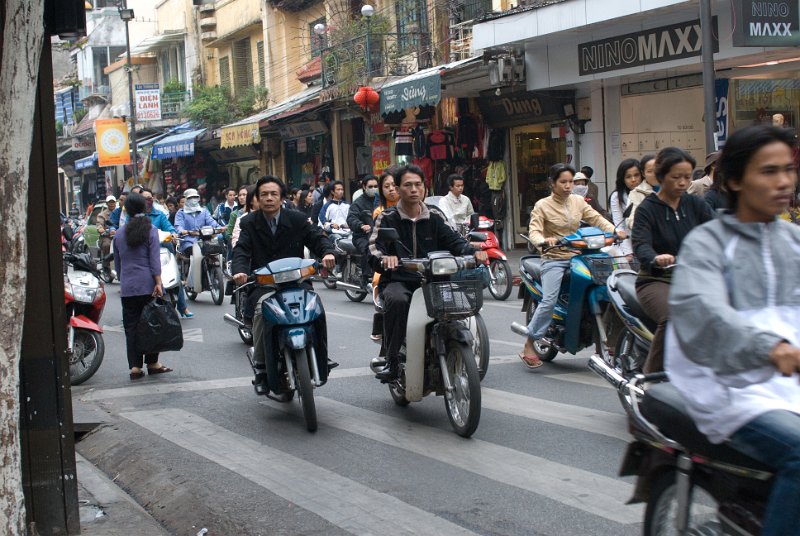 CHI_2081.jpg - hanoi - population 4 millionen and 2.5 million motor bikes