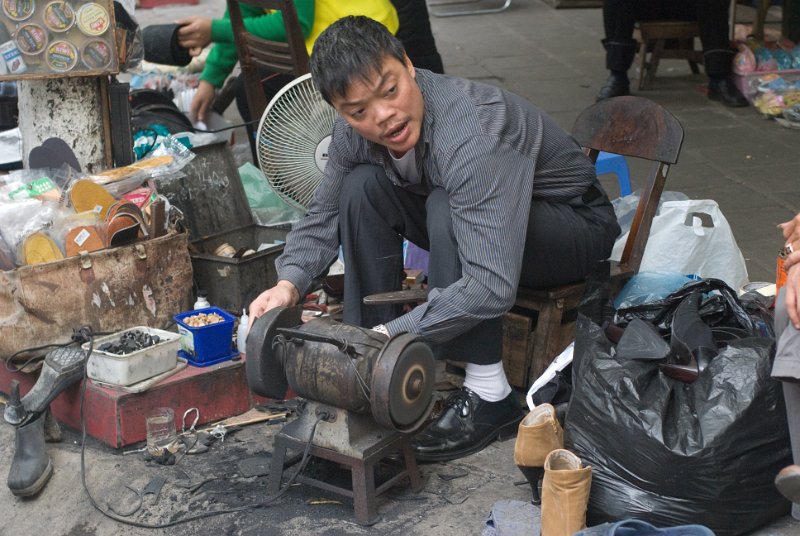 CHI_2339.jpg - hanoi - a work shop on the sidewalk