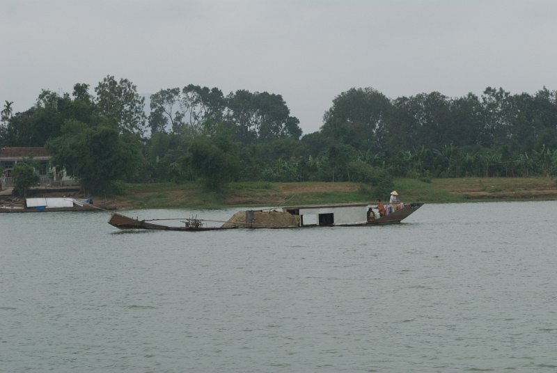 CHI_2707.jpg - hue - on the pefume river, a full load of sand, hoping that there are no waves